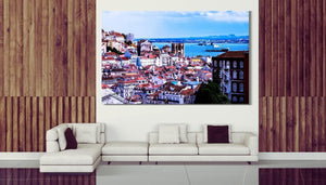 Tableau mural représentant Lisbonne avec ses toits rouges, ses façades blanches et une vue sur le Tage avec bateau à l’horizon