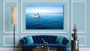 Tableau mural représentant une barque naviguant sur une mer bleu profond, avec plusieurs personnes à bord sous un ciel clair et lumineu
