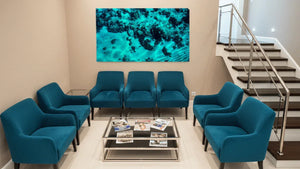 Tableau mural représentant des fonds marins turquoise avec récifs rocheux, sable clair et petits poissons sous une lumière sous-marine