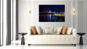 Tableau mural représentant un port de nuit illuminé, avec reflets colorés sur l’eau, terrasse au bord de mer et ciel étoilé- Tableau plexiglas photographie ESPOIR PHOTOS