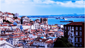 Tableau mural représentant Lisbonne avec ses toits rouges, ses façades blanches et une vue sur le Tage avec bateau à l’horizon